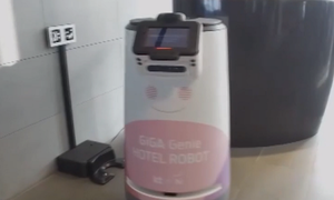 Video: Robot phục vụ thay nhân viên khách sạn