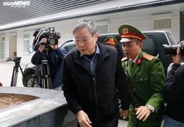 Hình ảnh 2 cựu Bộ trưởng và các bị cáo đến phiên tòa xử vụ MobiFone mua AVG ngày tuyên án