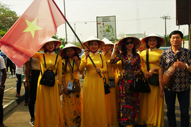 Áo dài Việt Nam nổi bật tại lễ hội đường phố lớn nhất châu Phi