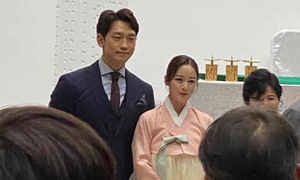 Hình ảnh hiếm hoi của Bi Rain - Kim Tae Hee trong đám cưới em trai