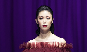 Hoa hậu Hoàn vũ 2007 Riyo Mori sải bước thần thái khi làm vedette cho Công Trí