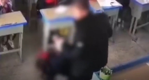 Thầy giáo tiểu học đánh, dốc ngược học sinh gây phẫn nộ