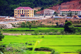 Quái gở chuyện cán bộ miền núi đi cả trăm cây số để rút tiền lương từ cây ATM