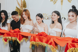 Hoa hậu Thu Hoàng rạng rỡ trong ngày khai trương Nha khoa Tấm Dentist ở Tp.HCM