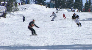 Video chưa từng có, Tổng thống Putin trượt tuyết cùng 2 con gái bí ẩn