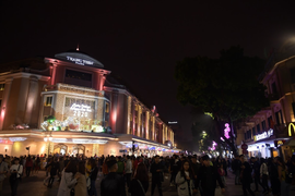 Người Hà Nội đổ về Hồ Gươm đón năm mới 2020