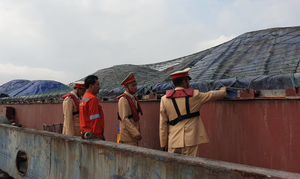 Bắt 6 tàu hút cát trộm trên sông Hốt ngay trong sáng đầu năm mới