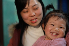 Xúc động ông bố trẻ bị ung thư hấp hối chờ được nhìn và ôm con gái mới sinh