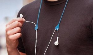 Lái xe máy đeo tai nghe có thể bị xử phạt 1 triệu đồng