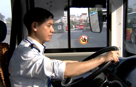 Video: Nhọc nhằn nghề lái xe buýt ở Hà Nội