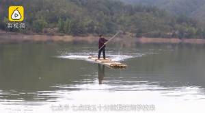 Thầy giáo chèo bè qua sông mỗi ngày chỉ để dạy 3 học sinh