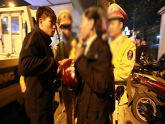 Video: Tài xế say rượu tự xưng vụ trưởng đòi đánh phóng viên