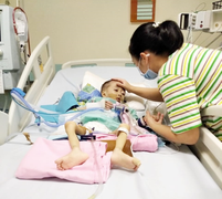 Rơi nước mắt bức thư người mẹ trẻ gửi con trai 4 tuổi mắc bệnh hiếm 