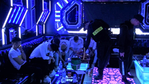 Hơn 50 thanh niên phê ma túy trong phòng VIP của quán karaoke
