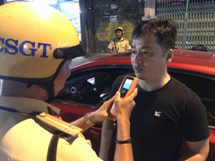 Tài xế uống 2 lon bia: 'Xe giá 5 triệu, bị phạt nồng độ cồn 4,5 triệu thì tôi bỏ xe'