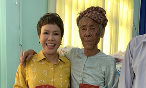 Việt Hương giản dị đi từ thiện, trao hàng trăm phần quà cho các hoàn cảnh khó khăn