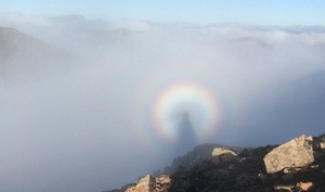 Cầu vồng bao quanh 'bóng ma' trên đỉnh núi