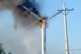 Clip: Turbin trụ điện gió ở Bình Thuận bốc cháy dữ dội