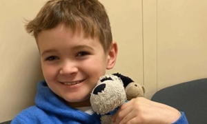 Bé trai 12 tuổi chiến thắng ung thư sau hơn một năm bền bỉ chiến đấu