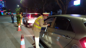 Bị phạt vi phạm nồng độ cồn, tài xế lợi dụng trời tối bỏ xe chạy