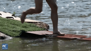 Video: Nhà sư chùa Thiếu Lâm Tuyền Châu chạy trên mặt nước