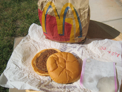 Video: Bỏ quên suốt 21 năm, chiếc bánh hamburger vẫn còn mới nguyên