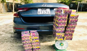 Tài xế bỏ lại ô tô chở pháo lậu rồi bỏ trốn 