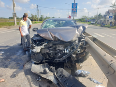 Container kéo lê ô tô hơn 20m, 4 người trọng thương