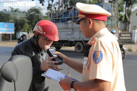 Hút thuốc lá, nhai kẹo cao su, uống nước tăng lực dễ ‘dính’ dương tính giả khi kiểm tra nồng độ cồn