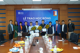 Ba nam sinh Đại học Bách khoa Hà Nội nhận học bổng thạc sĩ hơn 100 triệu đồng