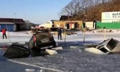 Video: Băng tan 'nuốt chửng' hàng chục ô tô tại Nga