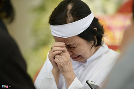 Hình ảnh xúc động của vợ tài tử Chánh Tín trong lễ tang chồng