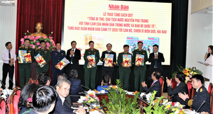 Trao tặng sách quý về Tổng Bí thư, Chủ tịch nước tới chiến sĩ biên giới, hải đảo
