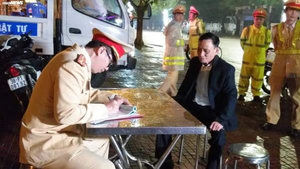 Uống rượu bia vẫn lái xe, hơn 60 tài xế bị CSGT Hà Tĩnh xử phạt 300 triệu đồng