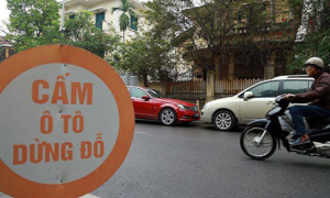 Bị lập biên bản vì đỗ xe sai, quý bà dọa cho công an 'rớt chức'