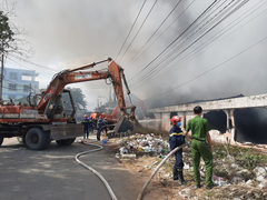 Xưởng gỗ bốc cháy dữ dội ở Bình Dương, khói đen nghi ngút 