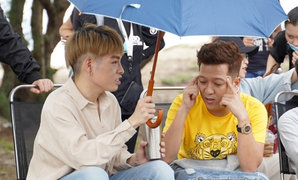 Đức Phúc tận tình chăm sóc Trường Giang trên phim trường