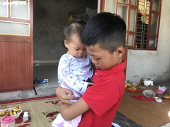 Mất chồng sau tai nạn giao thông, mẹ nghèo gồng gánh nuôi con thơ yếu