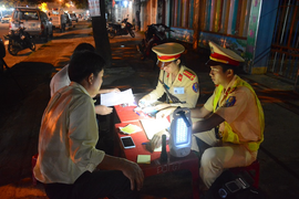 Uống ly rượu thuốc chữa đau lưng, bị CSGT phạt 7 triệu đồng