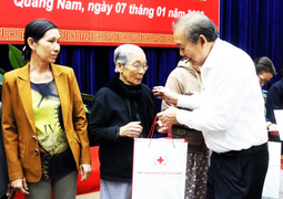 Phó Thủ tướng Trương Hòa Bình trao quà Tết cho người nghèo Quảng Nam