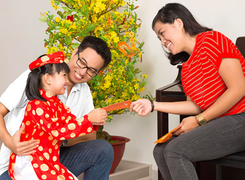 Giữ tiền mừng tuổi của con có thể bị phạt: 'Bố mẹ không lấy mà chỉ giữ hộ'