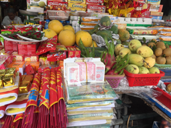 Giáp Tết, 'nóng' đổi tiền lẻ trước cổng chùa