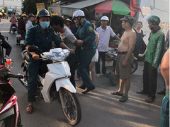 Chỉ huy trưởng quân sự ép xe, bắt tên cướp giật dây chuyền