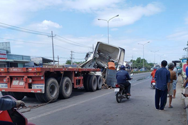 Cuộn thép 20 tấn đè bẹp cabin container, tài xế thoát chết