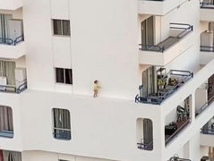 Video: Thót tim nhìn bé gái đi lại thoăn thoắt trên gờ tường tòa nhà cao tầng