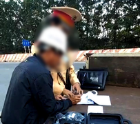 Uống rượu lái xe còn dúi tiền cho CSGT xin bỏ qua