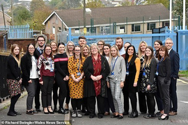 Hàng loạt cựu học sinh quay lại trường trung học làm giáo viên