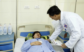 8 tháng sau ca sinh ngồi của người mẹ ung thư giai đoạn cuối, bé Bình An bắt đầu tập đi