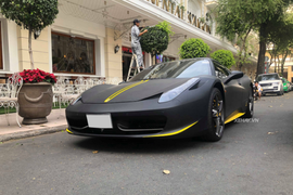 Siêu xe Ferrari 458 Spider xuất hiện với phong cách khác biệt trong 'bộ cánh' đen lì