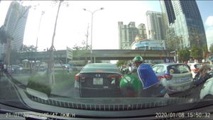 Clip: Đang dừng chờ đèn đỏ, tài xế GrabBike gục xuống bất tỉnh